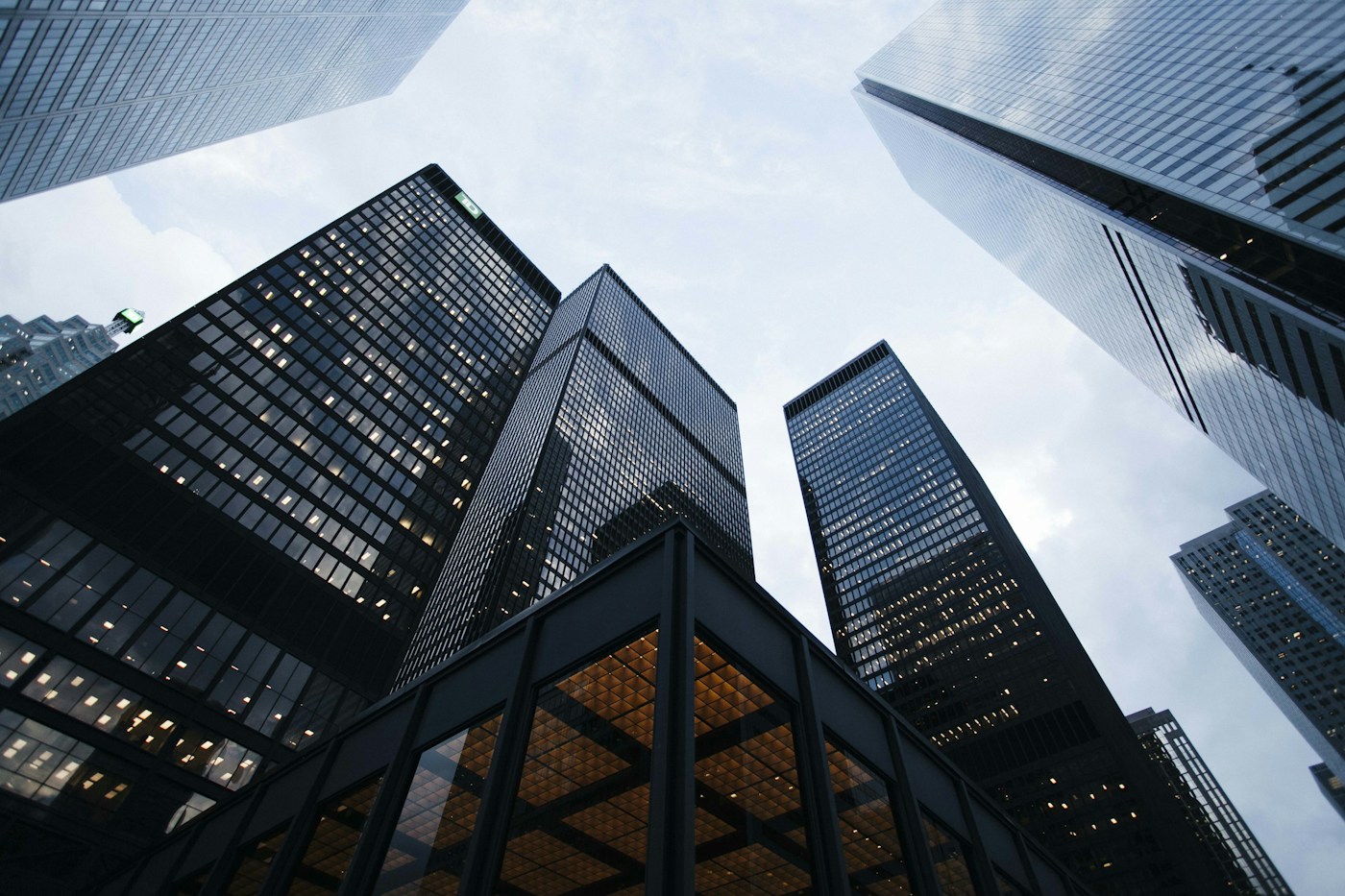 Photographie de tours de bureaux en verre vues depuis la rue